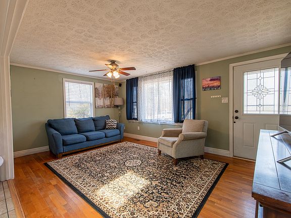 3rd image of 836 Toms Rd