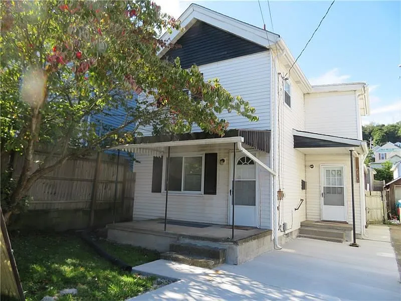 213 Holmes St photo 1