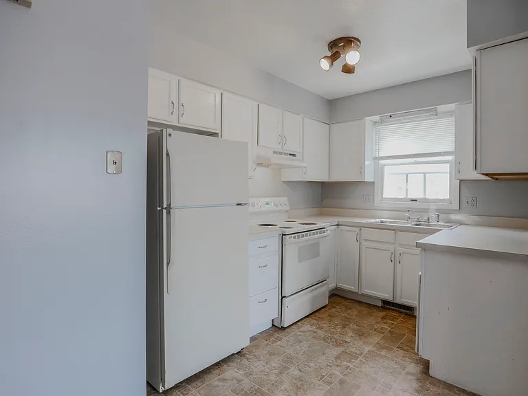 Tippecanoe Drive Apartments — Photo 18