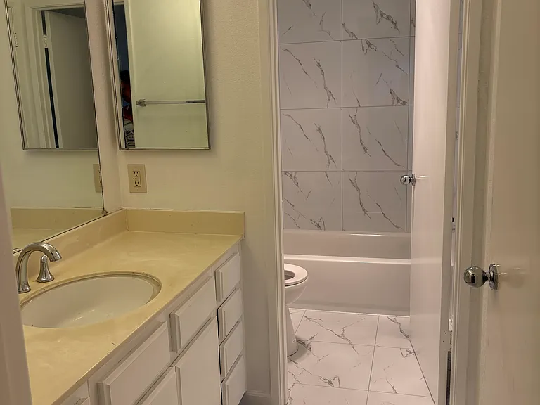 En suite master bathroom