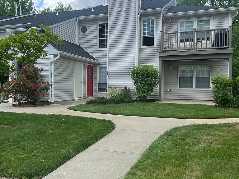 374 Hampton Pl — Photo 1
