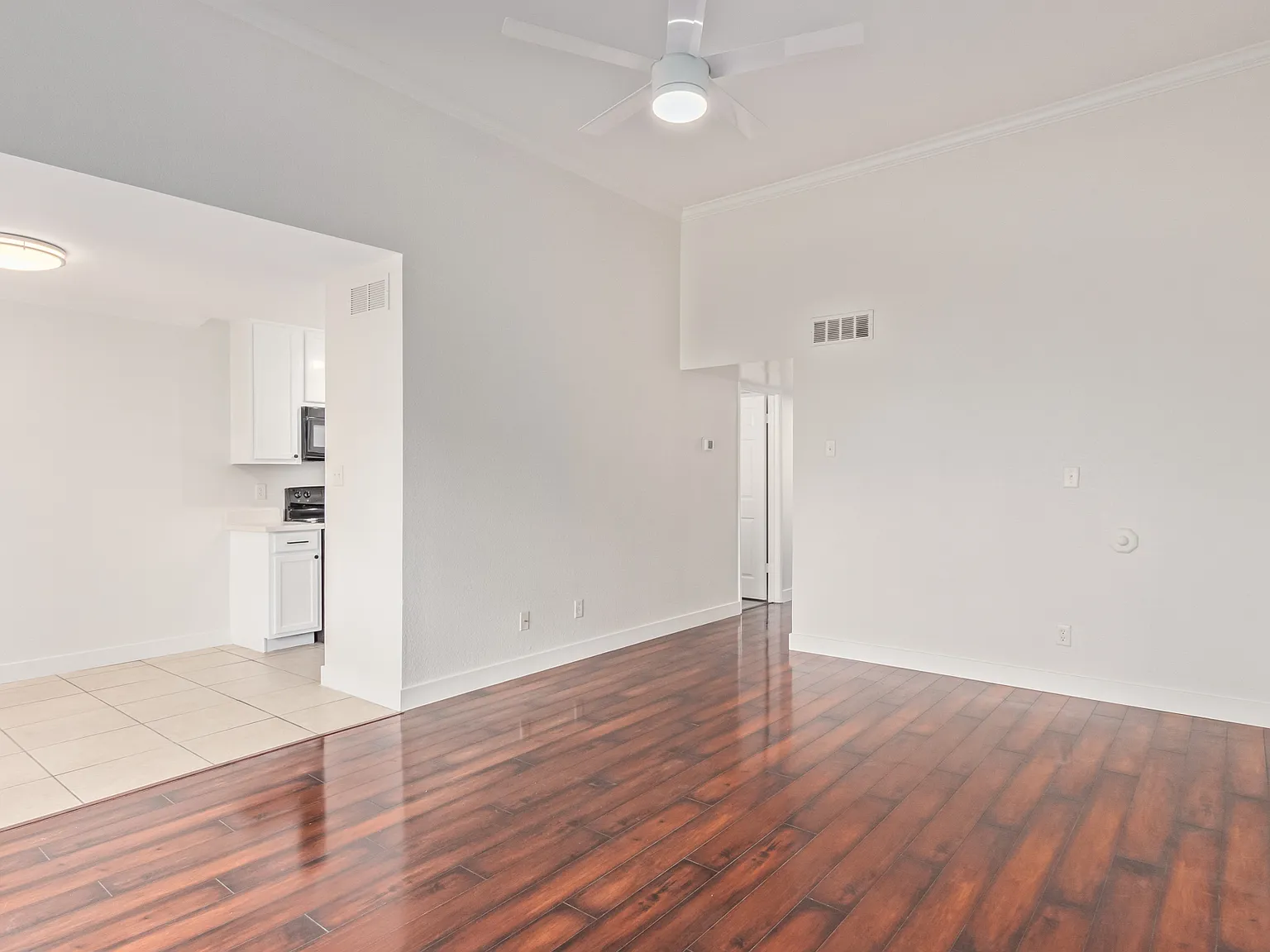 2 bed, 955 sqft, $2,000 — Photo 3