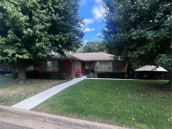 39 Country Club Ter, Lexington, MO 64067