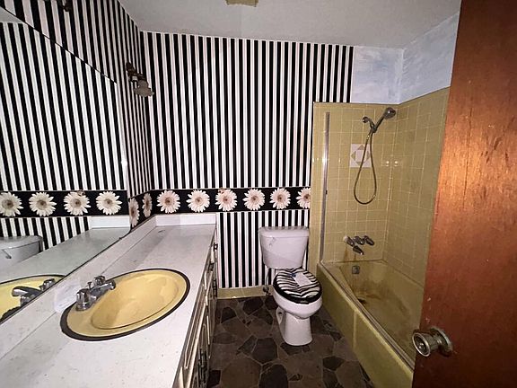 5th image of 1401 Summit St