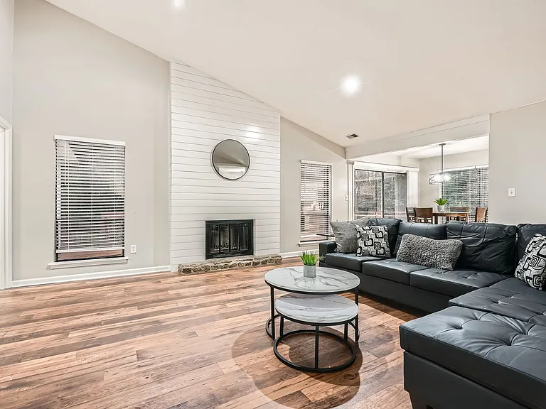 1040 Terramont Dr — Photo 8