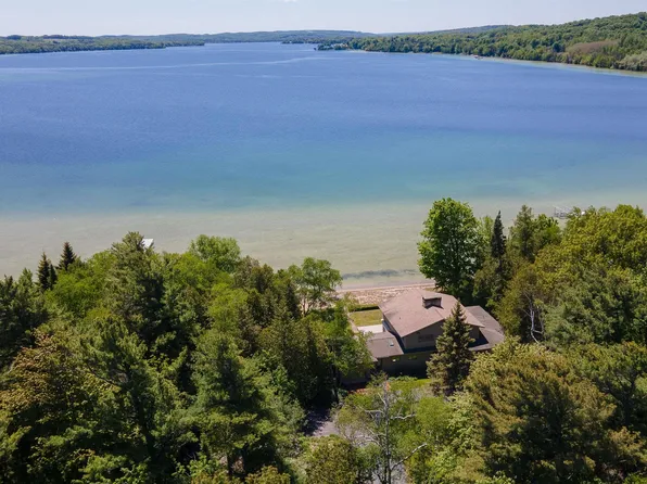 5254 N Manitou Trl W, Leland, MI 49654