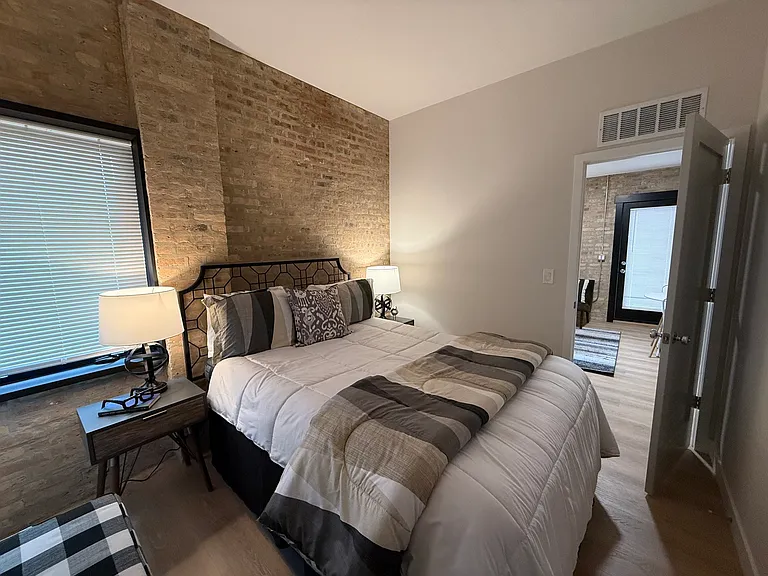 2111 W Augusta Blvd #1W — Photo 6