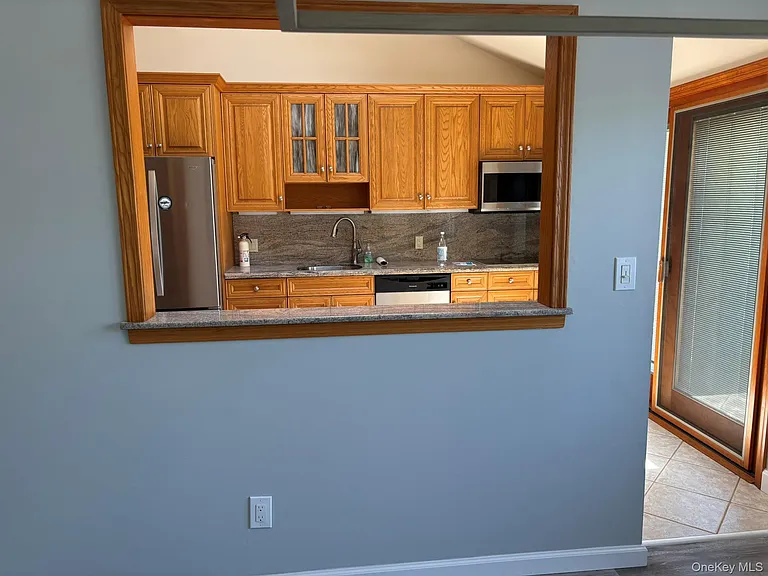 393 N Virginia Ave — Photo 5