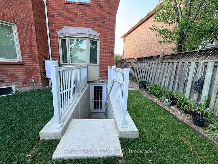 1683 Moongate Cres #LOWER — Photo 2