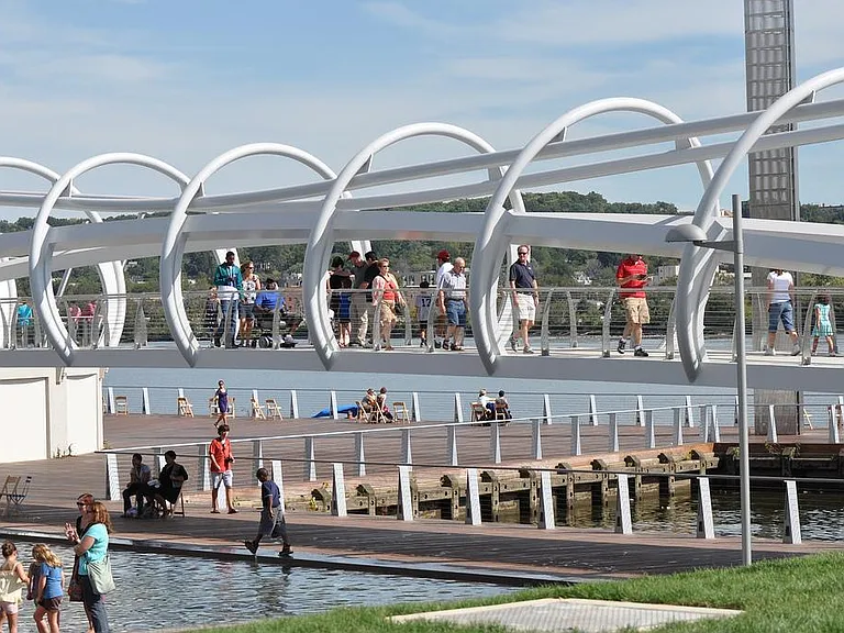 15 mins walk to the The Yards Park + Restaurants