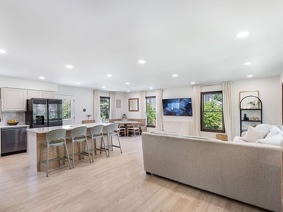 3rd image of 1055 Cardinal Ct