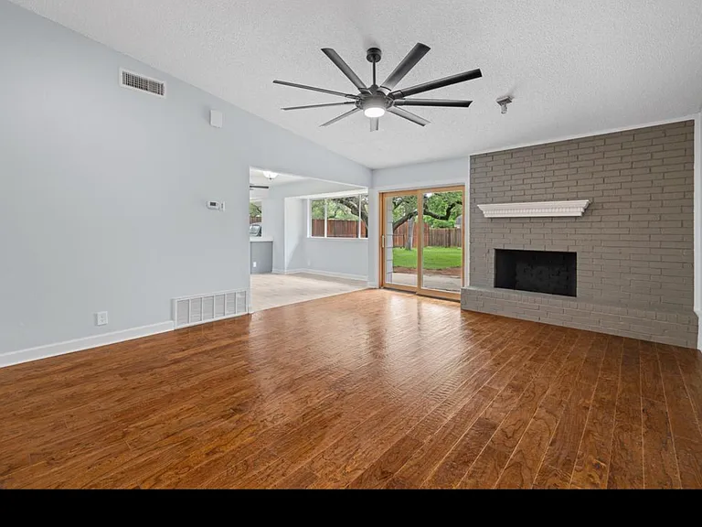 9201 Robins Nest Ln — Photo 6