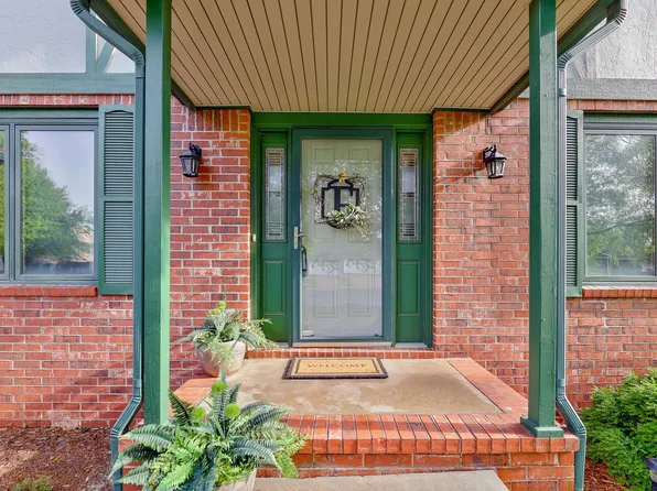 243 N Lakeside Dr, Andover, KS 67002