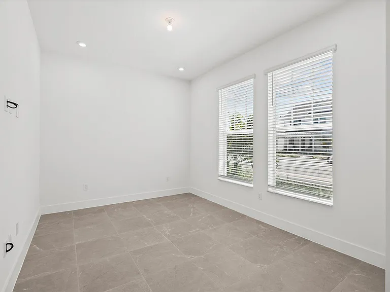 890 SW Newfield Pkwy — Photo 6