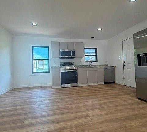4th image of 1028 Sealy St