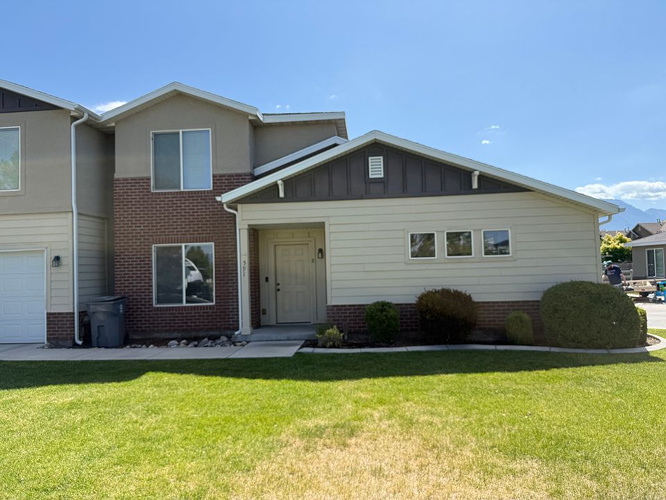 Front view of the building. The garage for unit B is to the left of the front door, linked by the sidewalk.