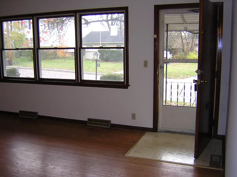156 Parkview Ave — Photo 3