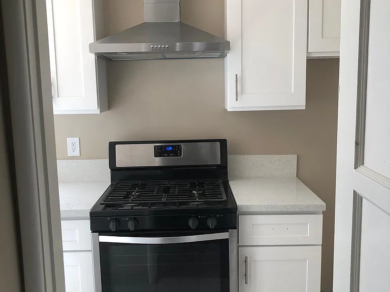5010 Riverton Ave — Photo 7