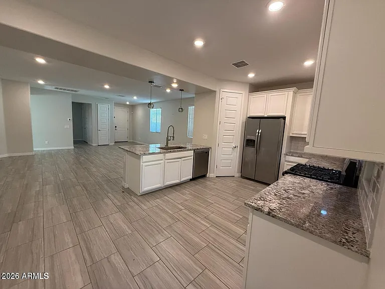 327 W Tamarack Dr — Photo 3