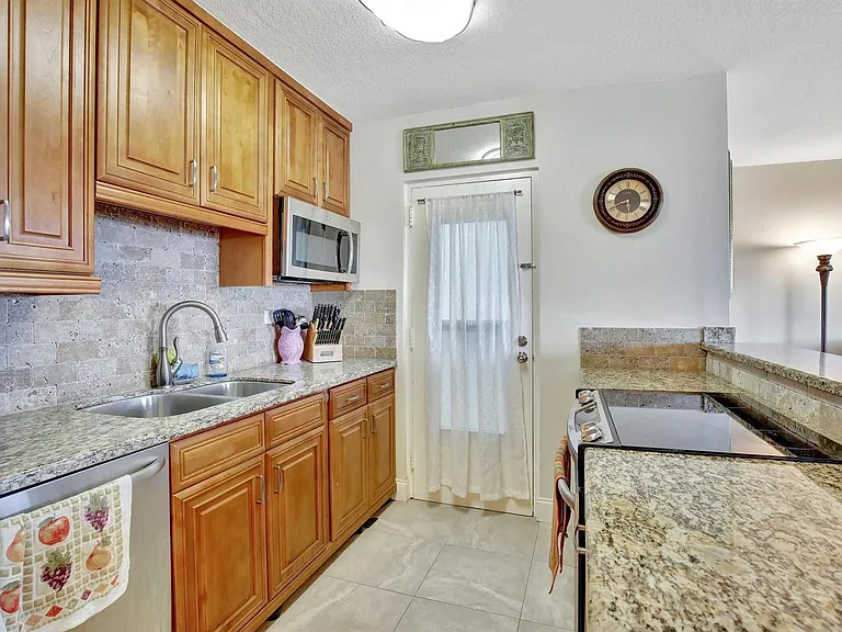 2555 NE 11th St #Penthouse 09 — Photo 15