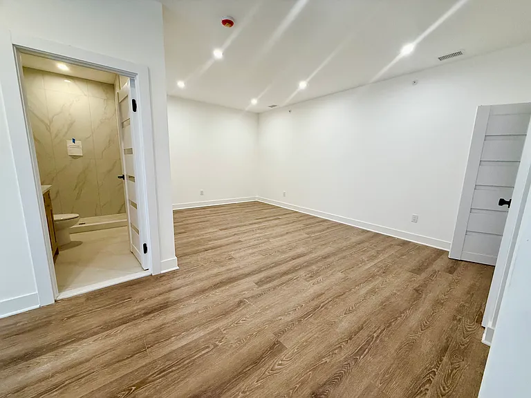 581 Middlesex Ave #3 — Photo 10