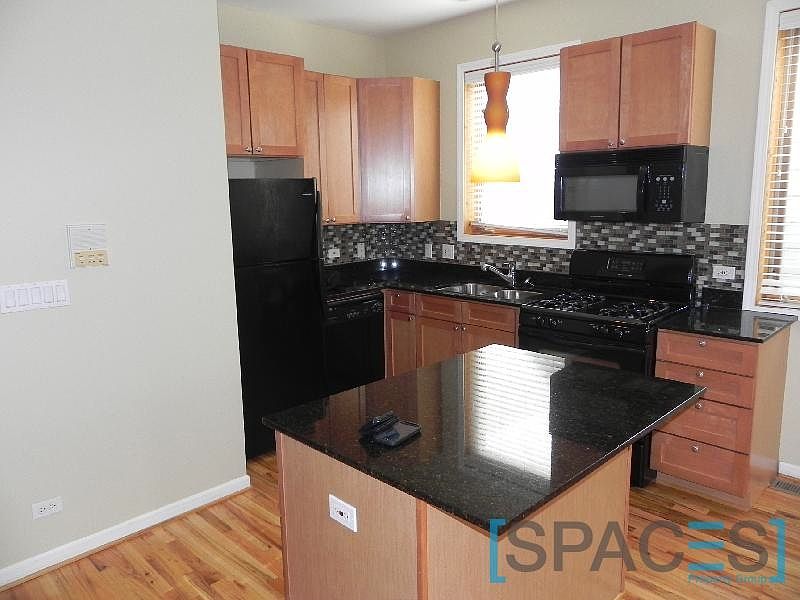1st image of 943 N Leavitt St #2