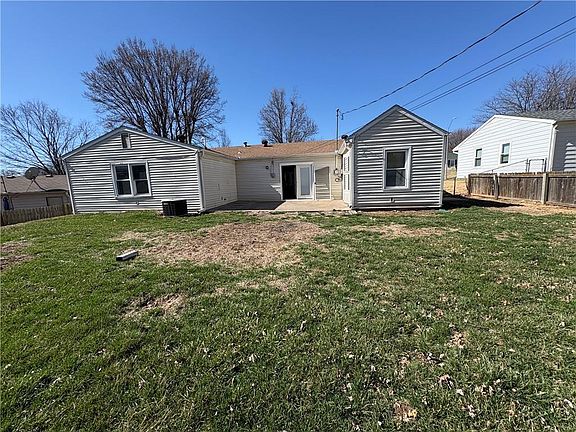 2nd image of 2305 Castle Ln