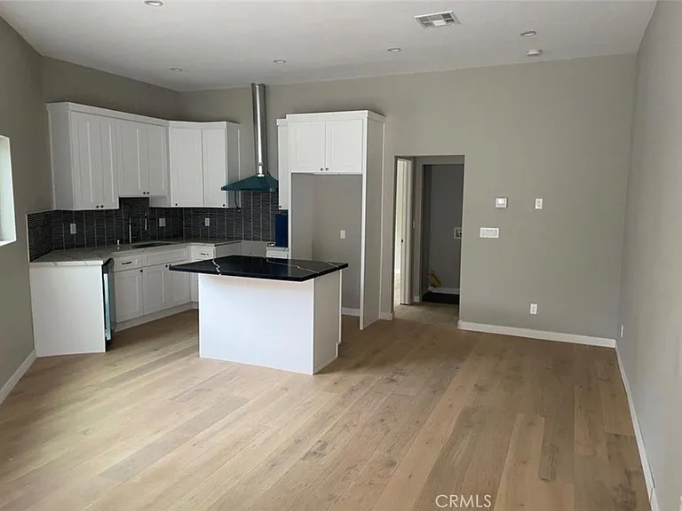 4900 Enfield Ave — Photo 9