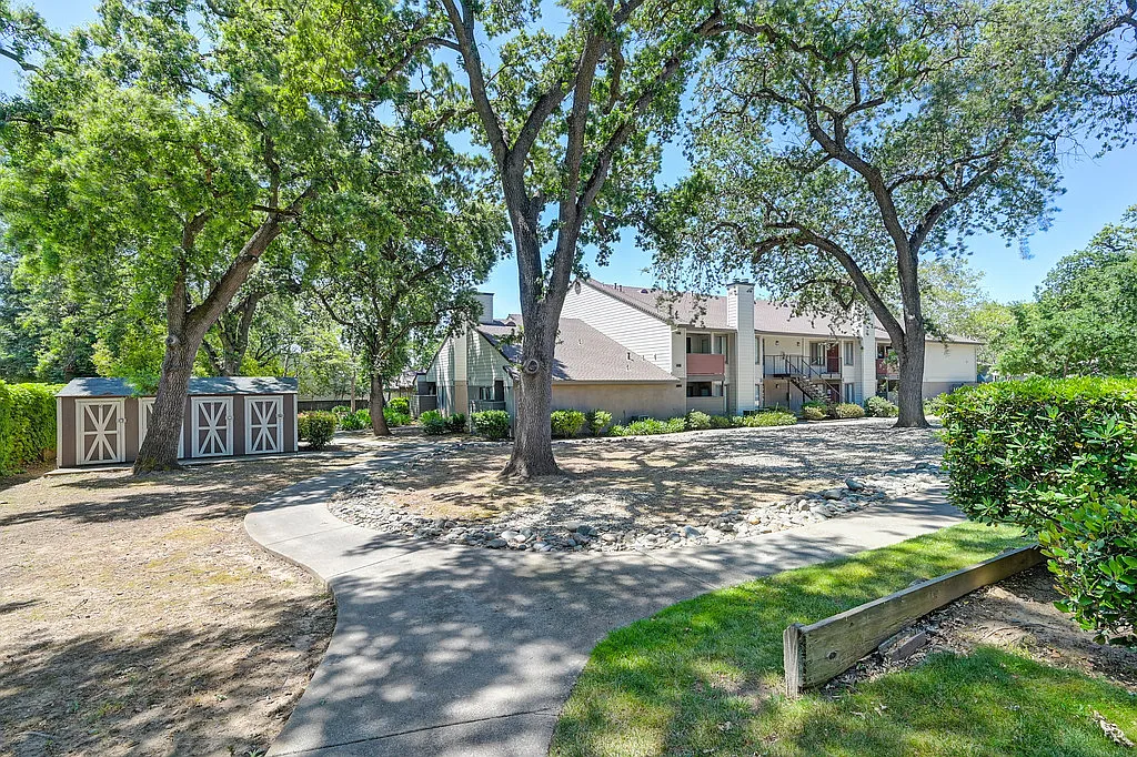 Heritage Oaks — Photo 3
