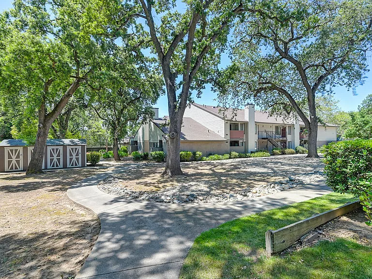 Heritage Oaks — Photo 3