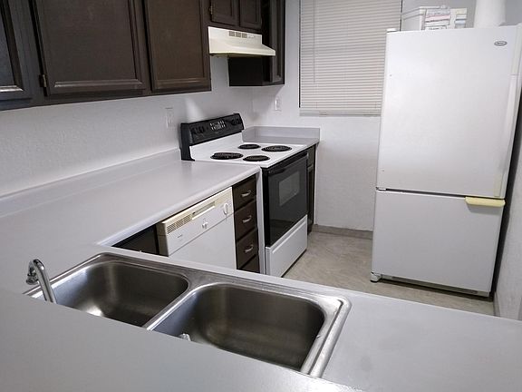 2nd image of 3121 Lori Pl NE
