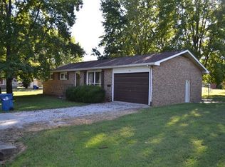 1021 N 9th St, Benton, IL 62812