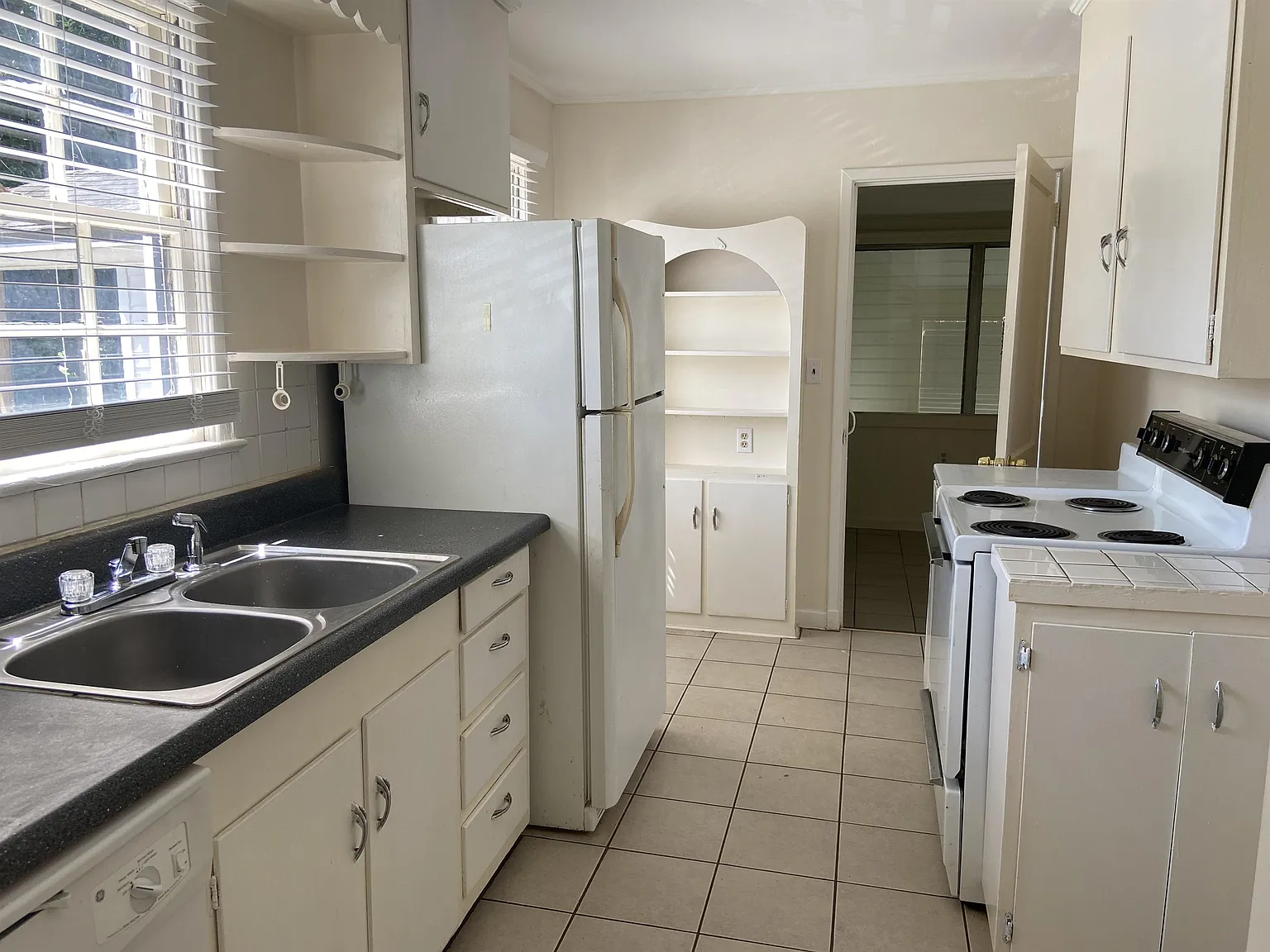 1608 Azalea Drive - Apt B — Photo 3