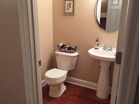 3rd image of 1403 Leeds Dr