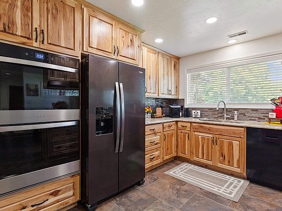 5th image of 675 Mountain View Dr
