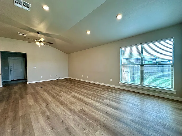 2933 Abbeville Ave — Photo 4