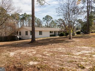 614 N Victory Dr, Lyons, GA 30436