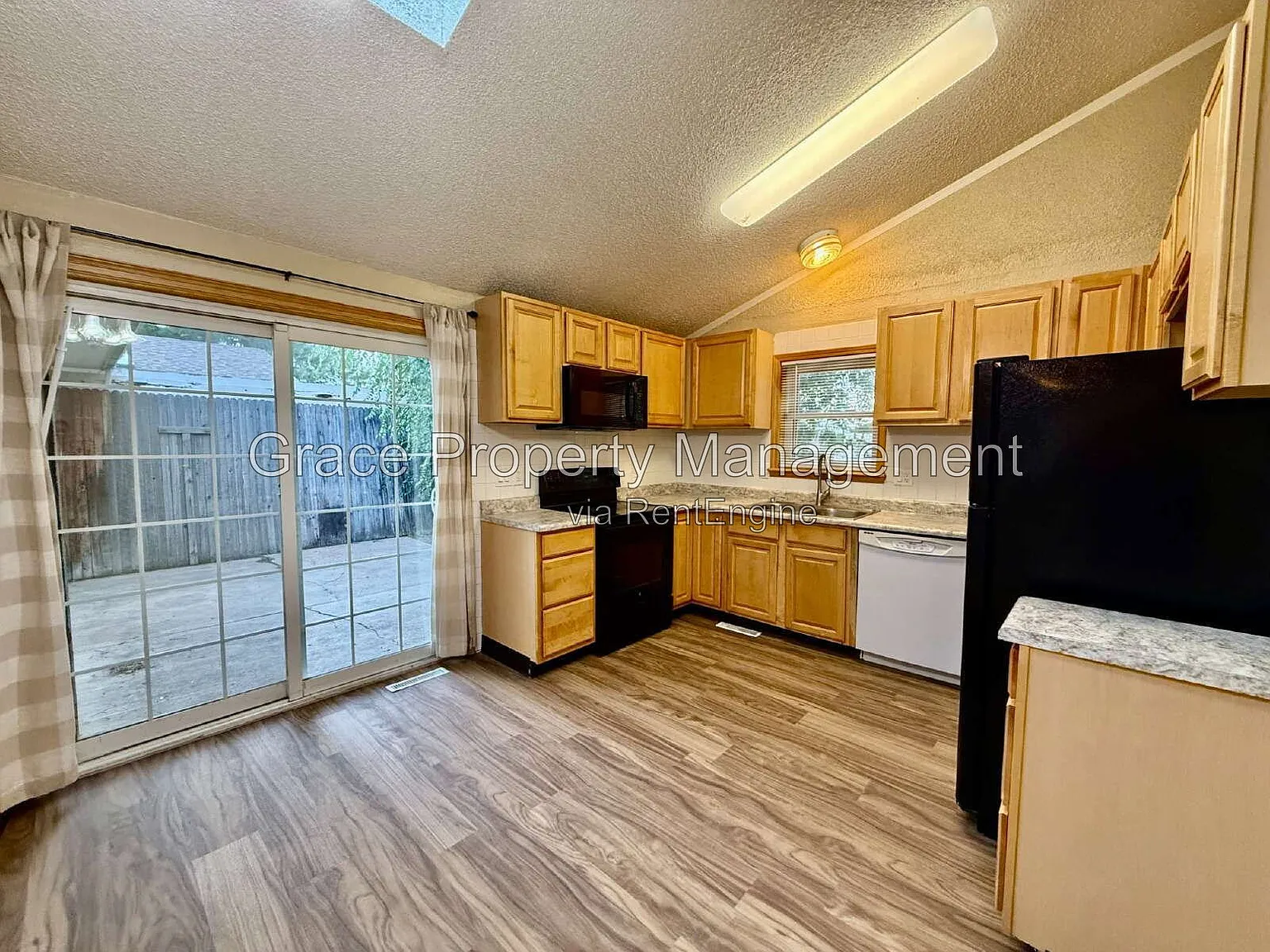 3 bed, 2.0 bath, 1476 sqft, $2,395 — Photo 4