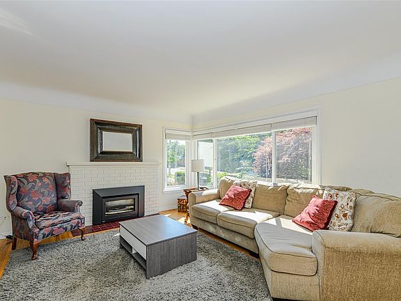 5th image of 129 Moss St