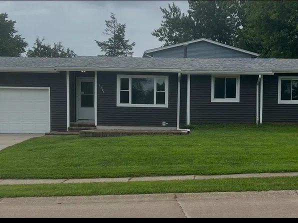 1969 Queens Dr, Bettendorf, IA 52722