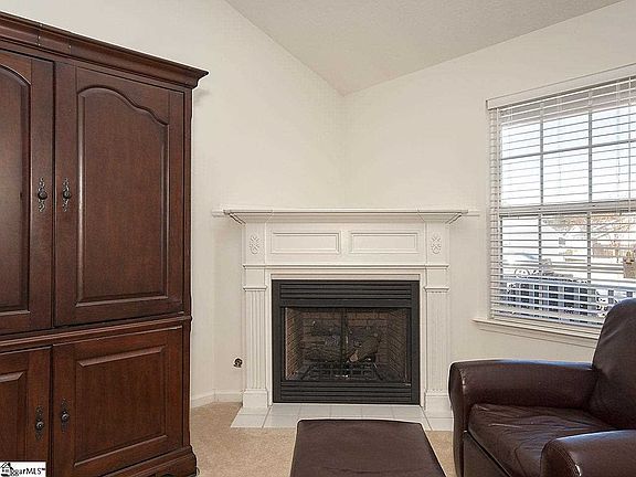 4th image of 109 Waukegan Way