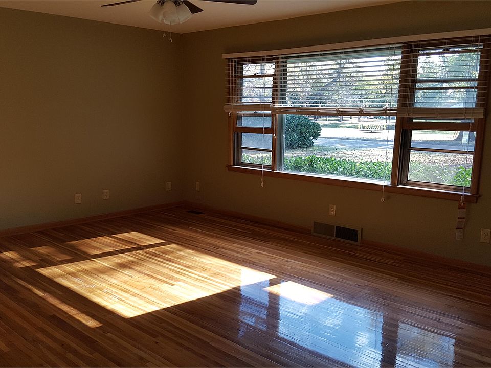 2nd image of 212 N Park Dr