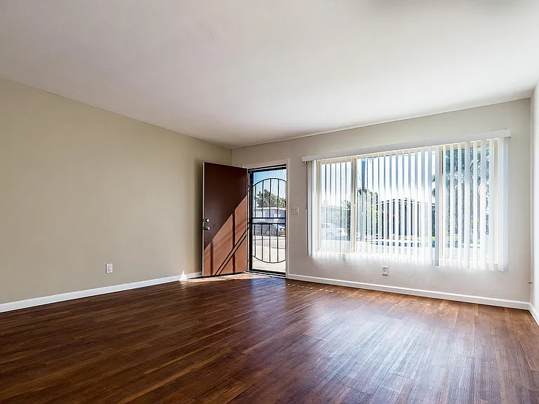306 Dahlia Ave — Photo 3