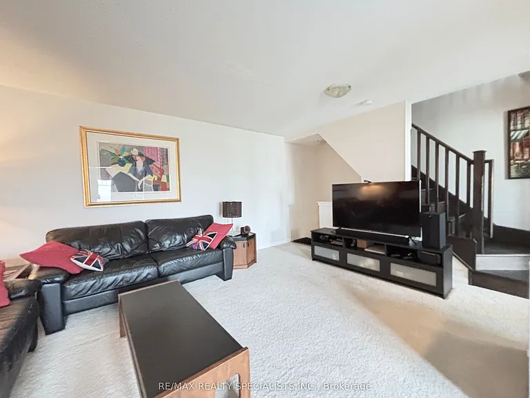 230 Mortimer Cres — Photo 4