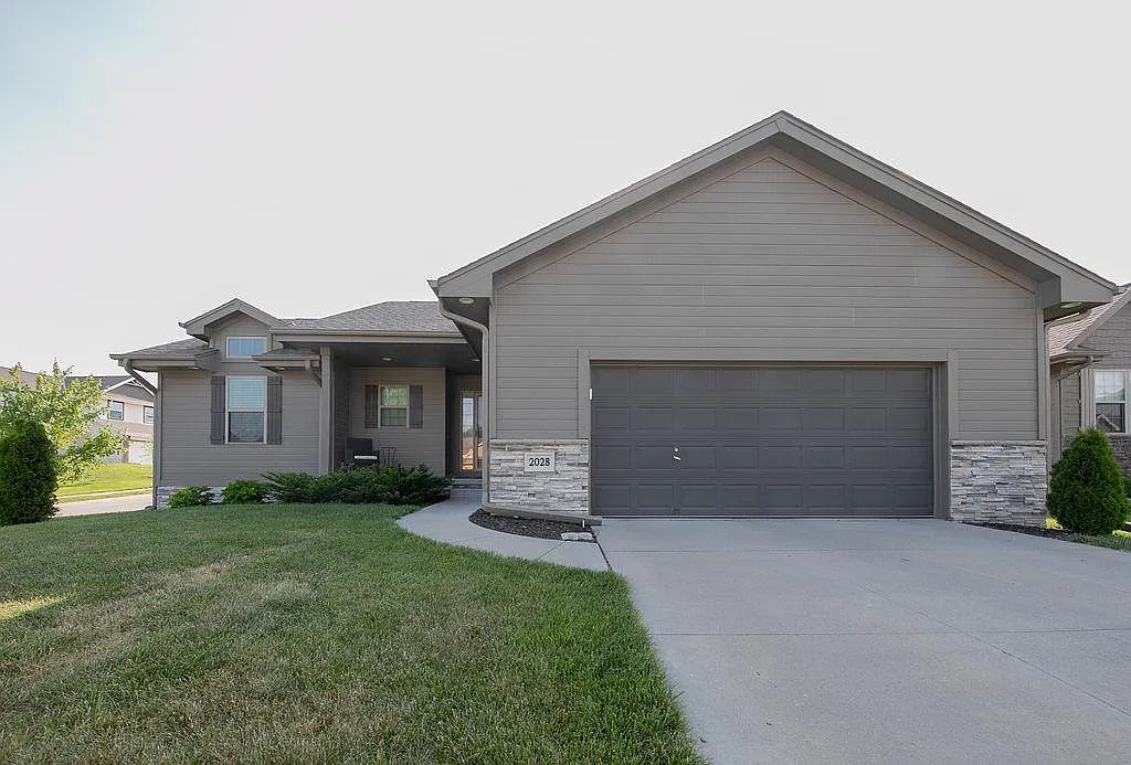 4 bed, 2520 sqft, $3,200 — Photo 1