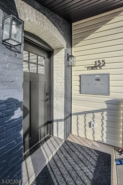 Building Photo - 135 Forest St #2F
