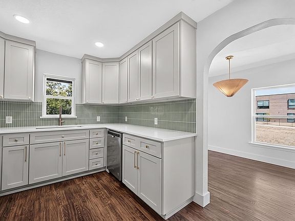 3rd image of 409 S Barnett Ave