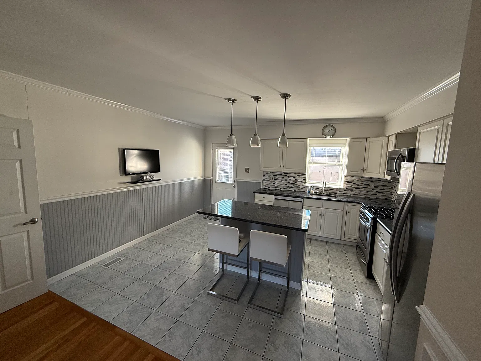 3 bed, 1350 sqft, $2,650 — Photo 2