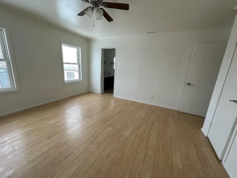 205 Holland Lane - Upstairs — Photo 3