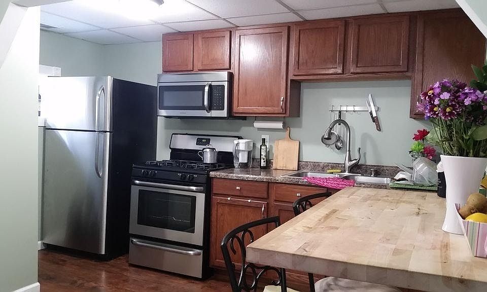 eat-in kitchen